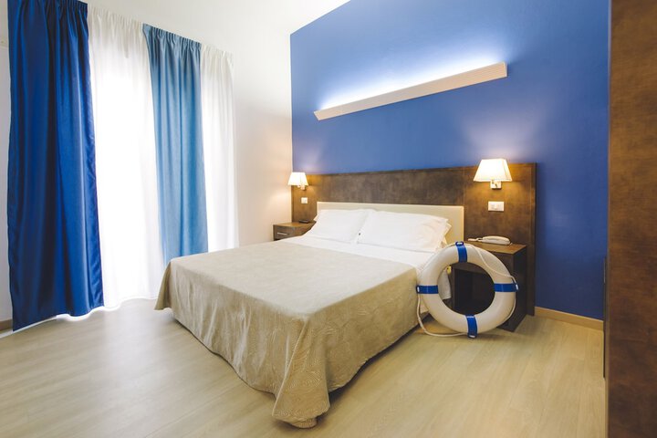 Room 28 of 102