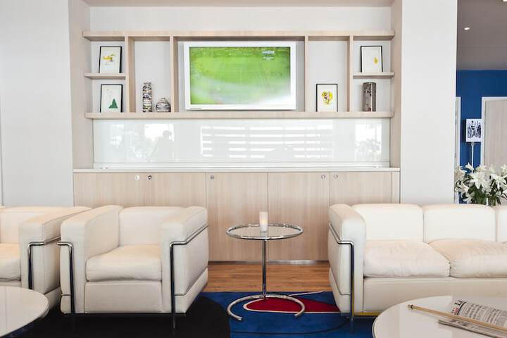Lounge 46 of 63