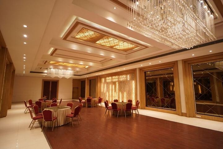 Ballroom/Hall 55 of 72
