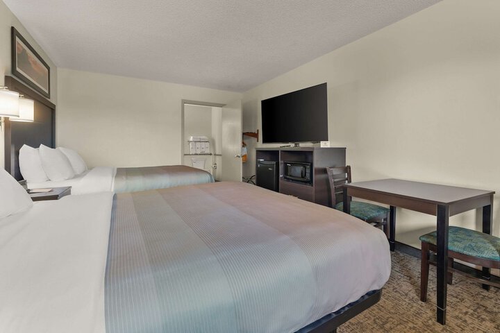 2 Queen Beds (6 of 14)