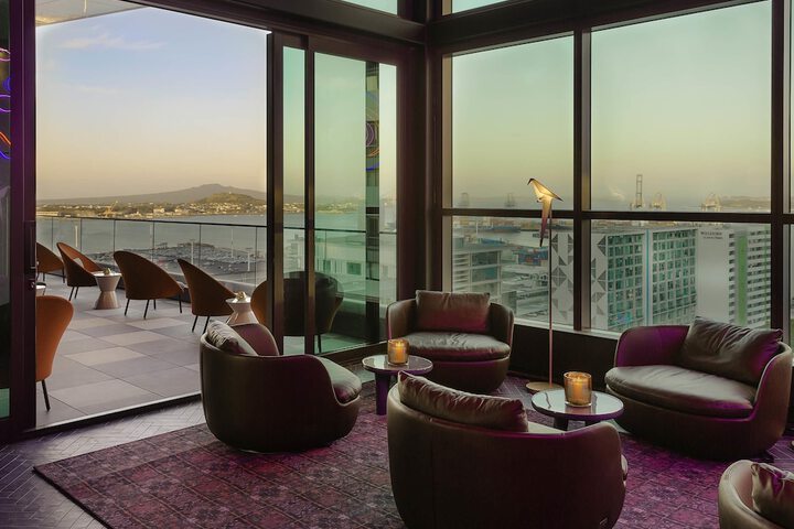 Lounge 113 of 140