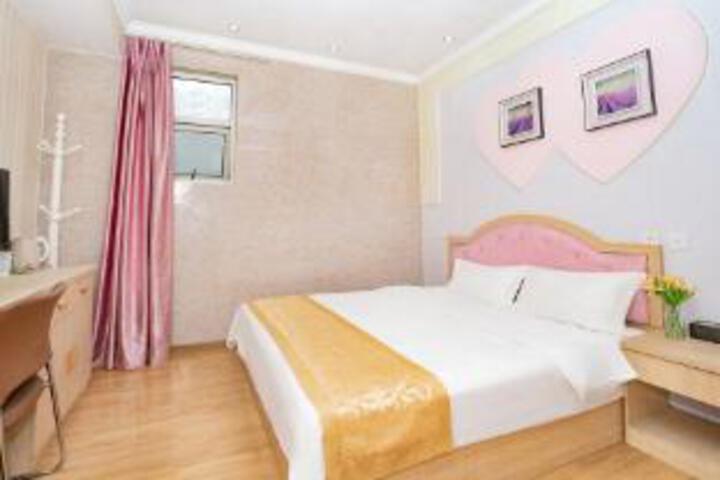 Room 9 of 11