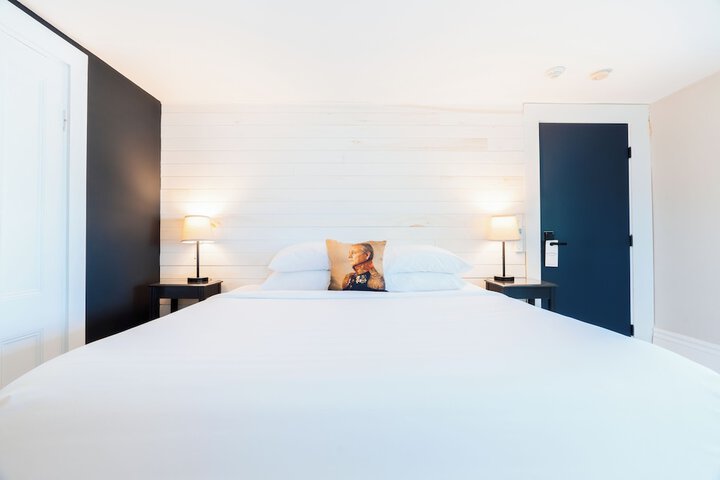 1 Queen Bed (3 of 11)