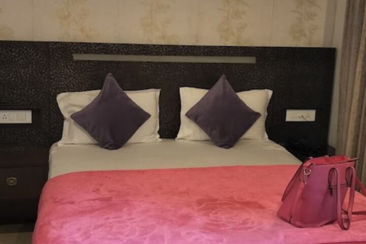 Room 6 of 25