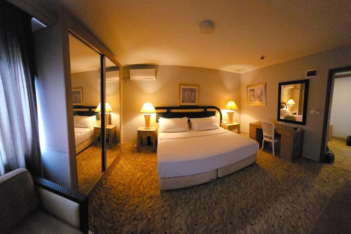 Room 6 of 116