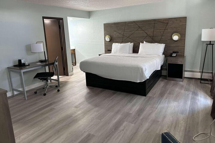 1 King Bed (2 of 9)