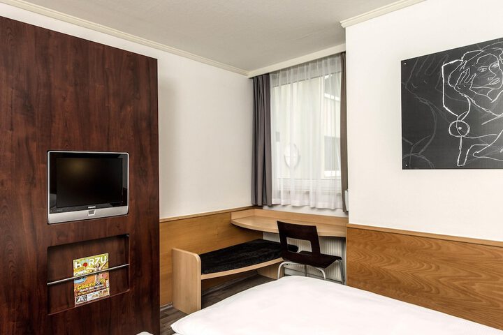Room 11 of 25