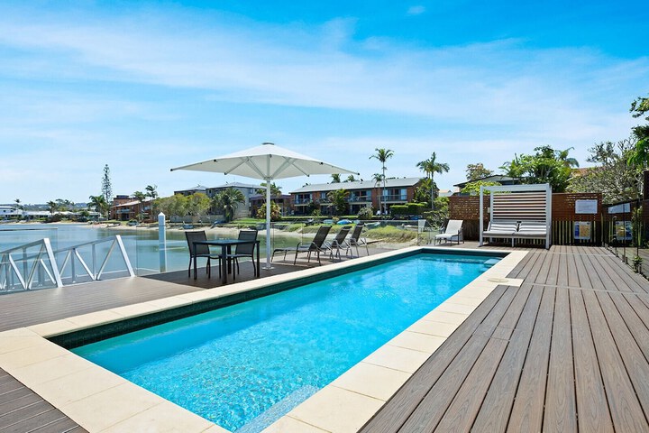 Pool 60 of 76