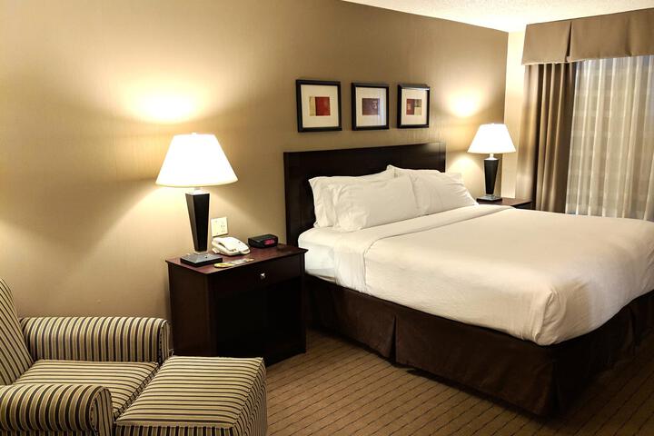 1 King Bed (9 of 12)