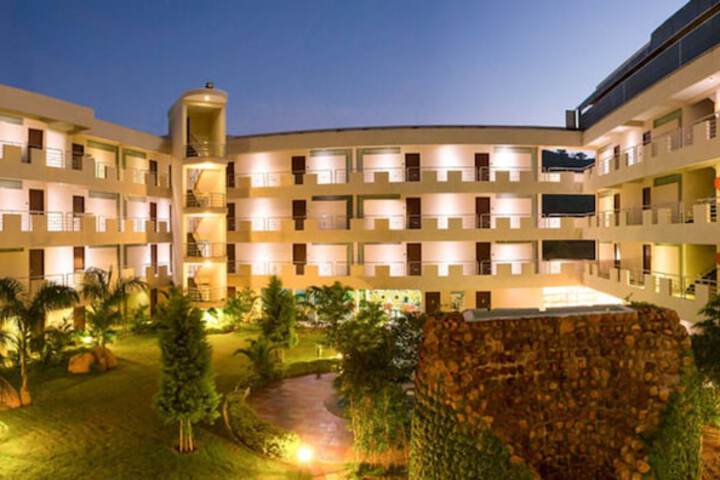 Hotel Exterior 34 of 37