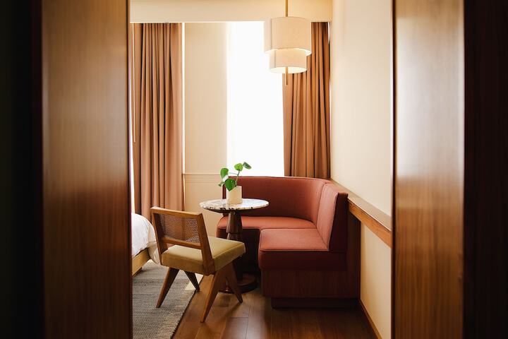 Room 4 of 8
