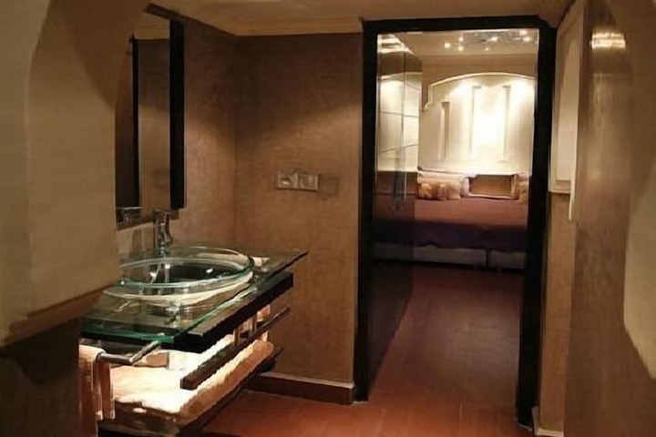 Room 8 of 22