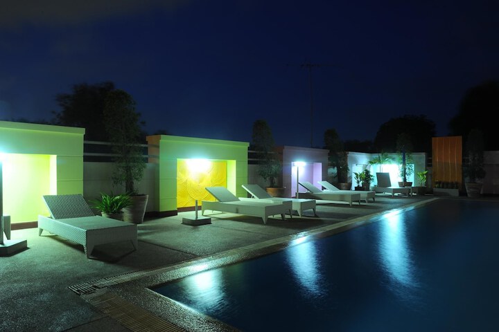 Hotel Pool