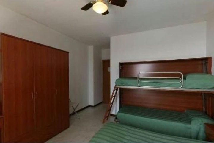 Room 4 of 52