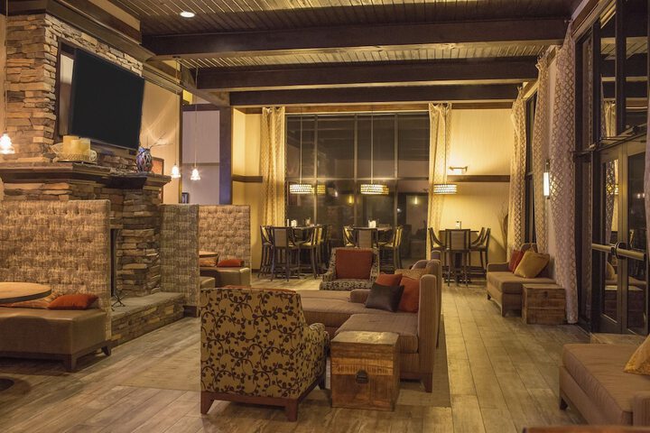 Lounge 35 of 44