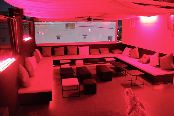 Lounge 33 of 35