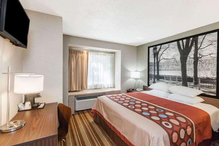 1 Queen Bed (2 of 7)