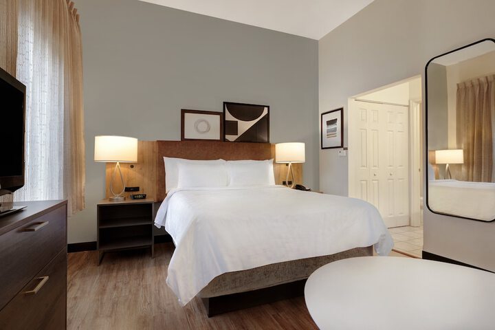 Studio Queen Size Bed (3 of 21)