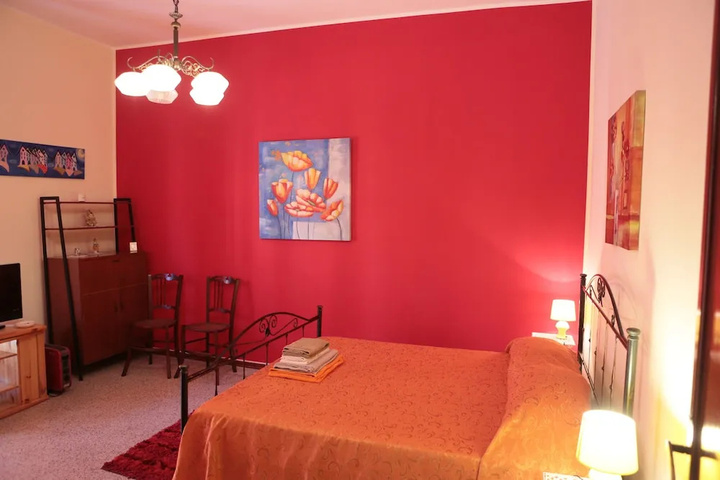 Room 4 of 9
