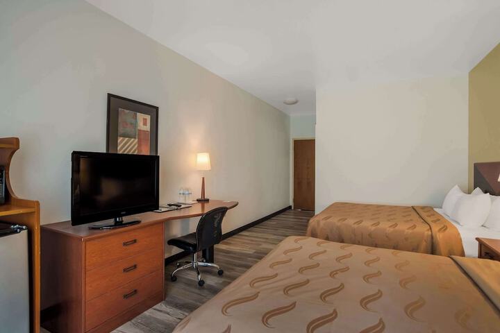 2 Queen Beds (7 of 16)
