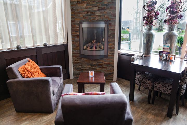 Lounge 38 of 46
