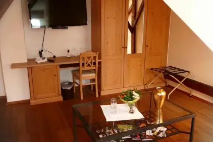 Room 5 of 18