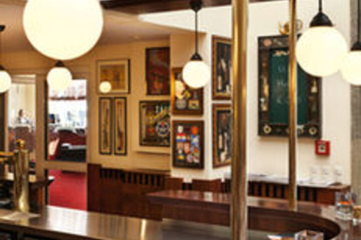 Lounge 35 of 58
