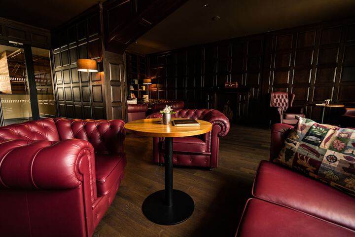Lounge 43 of 52