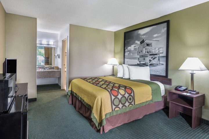 1 Queen Bed (13 of 14)