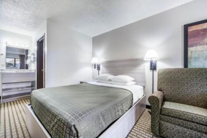 Room 4 of 38