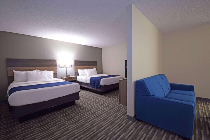 1 Queen Bed (12 of 22)