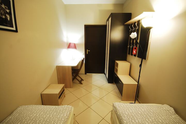 Room 21 of 100