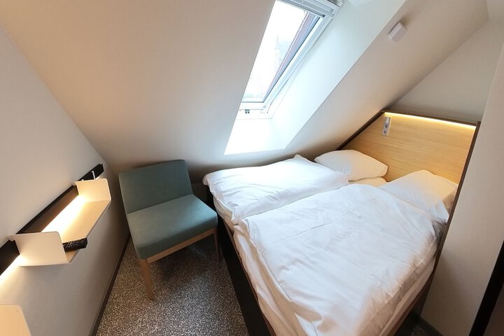 Room 16 of 93