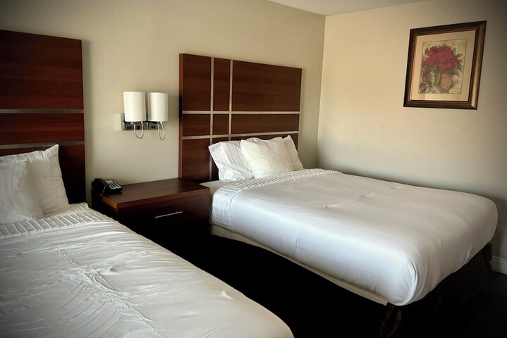 2 Queen Beds (13 of 15)