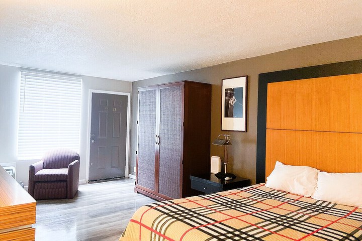 Single King Bed (1 of 15)