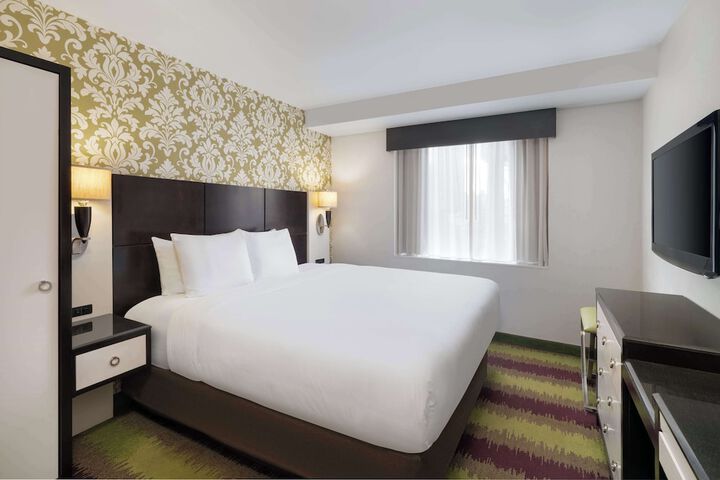 1 King Bed WiFi (6 of 15)