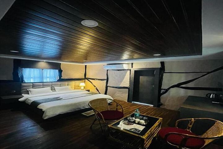 Room 2 of 10
