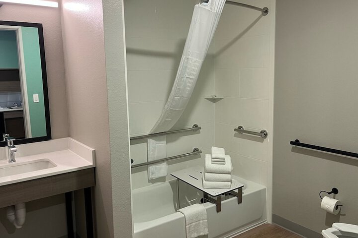 2 Queen Beds Mobility Accessible Bathtub with Grab Bars (2 of 13)