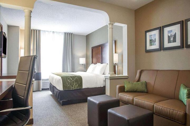 Suite Queen Bed Accessible (6 of 17)