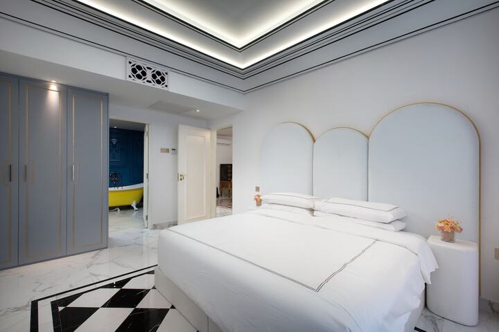Room 34 of 195