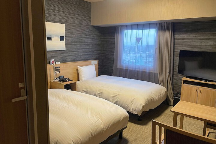 Room 6 of 13