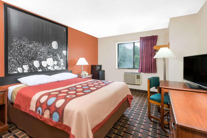 1 Queen Bed (3 of 15)