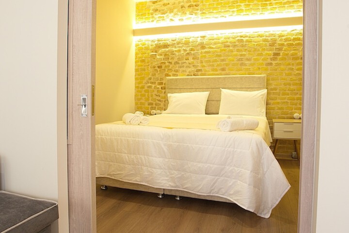 Room 6 of 18