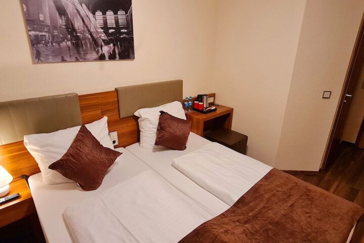 Room 15 of 50