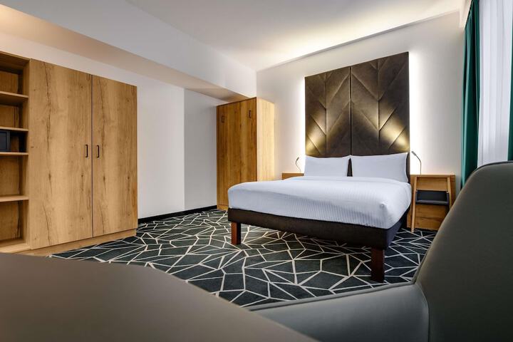 Room 15 of 46