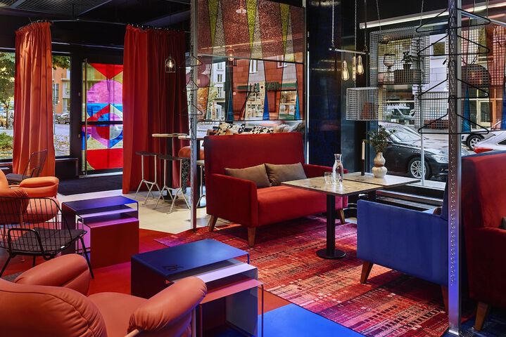 Lounge 44 of 65