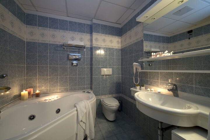 Room 16 of 47