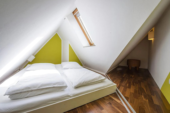 Room 4 of 12