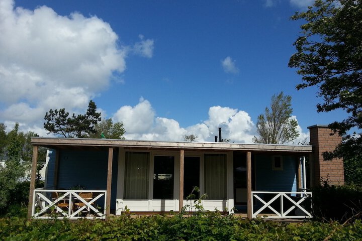 Cozy Chalet with Dishwasher near Wadden Sea in Hippolytushoef