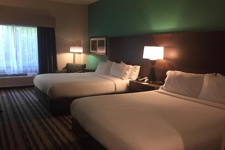 1 Queen Bed (4 of 6)
